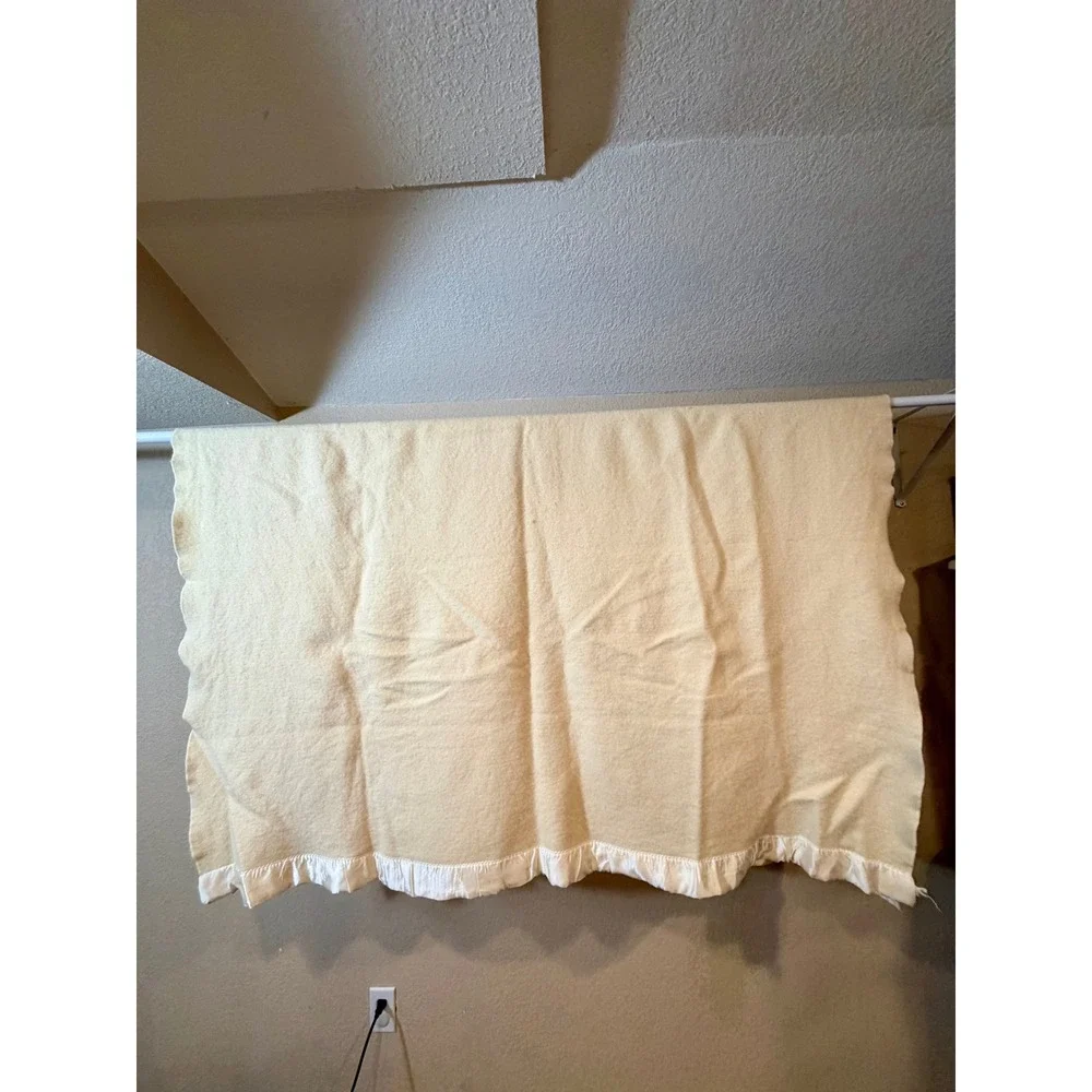 VTG Faribo Faribault Woolen Mill Co 100% Pure Wool Blanket‎ Satin Trim Cream
